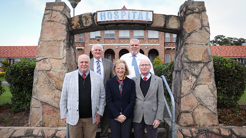 Dr Jeannette Young, Mr Mike Horan, Chris Smith, Vic Pennisi and Graeme Nimmo standing in front of Stanthorpe Hospital